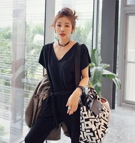 40岁冻龄女神许路儿西装配短裙似20岁少女,同龄阿姨比不了