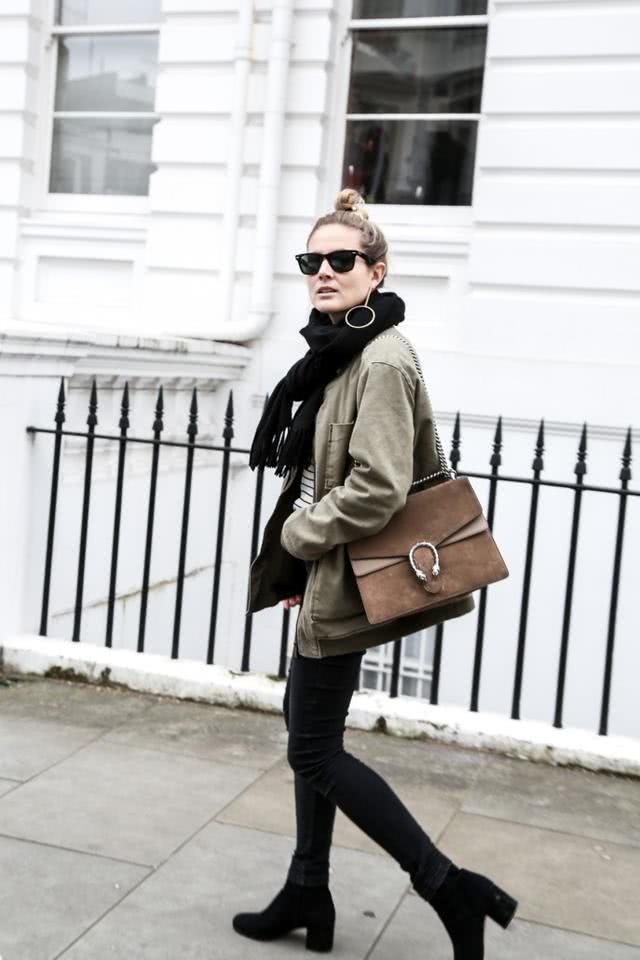 30岁女人买包包就选这3种“百搭色”,简约高级又百搭!