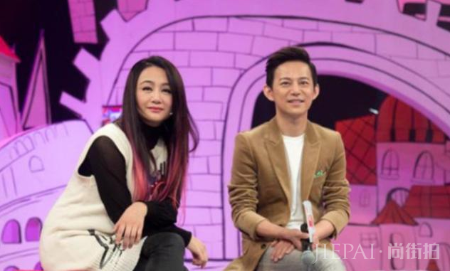 曾是央视最红主播,与李湘争过一姐,下嫁跑龙套演员,儿子颜值高