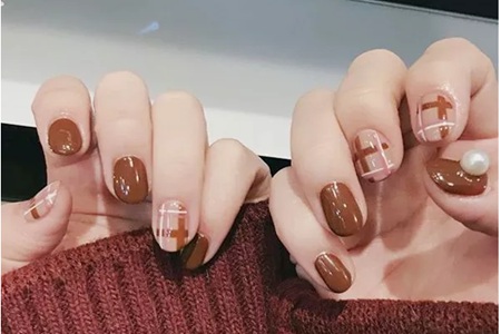 1564558713302999.jpg 秋天流行的美甲款式,显白焦糖色图片大全