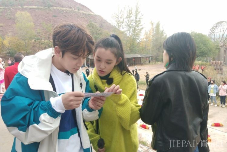 路人镜头下李兰迪阚清子身高齐平,蒋依依素颜吸睛,她终于和吴磊