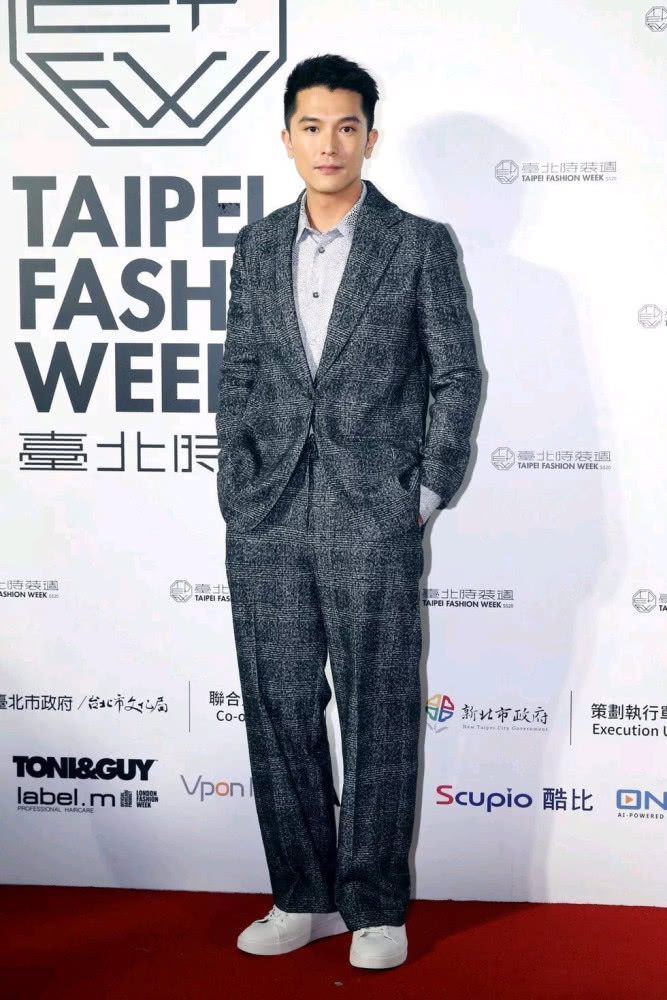 时装周范玮琪陈建州同穿黑衣秀恩爱,任家萱搭配红色纸袋裤出风头