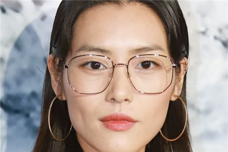 1561352580623646.png 眼镜妆三个小诀窍,让近视女生也能够美得精致