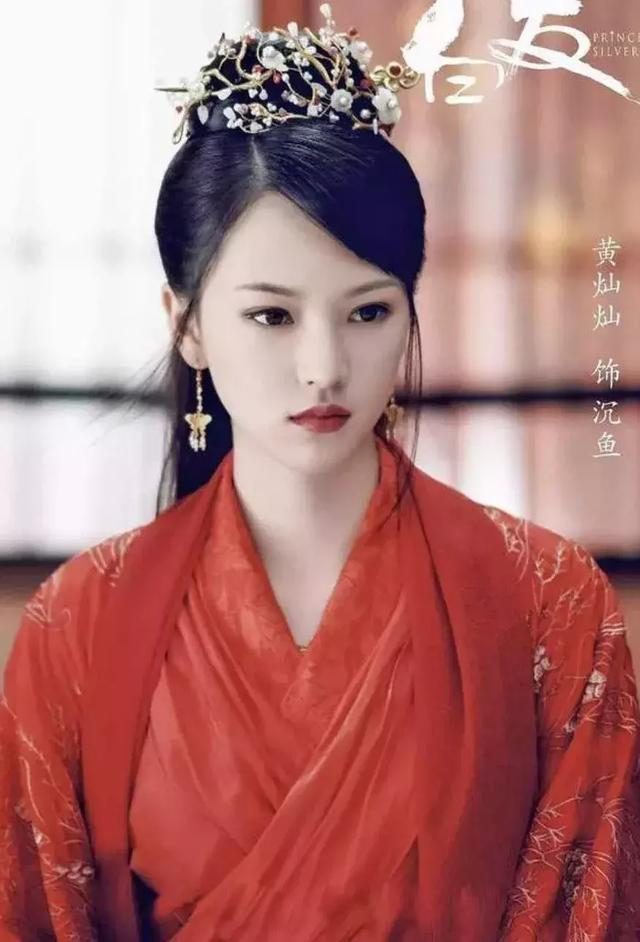 武大校花黄灿灿近照谁认得出来?求求女神安心拍写真,可别拍戏了