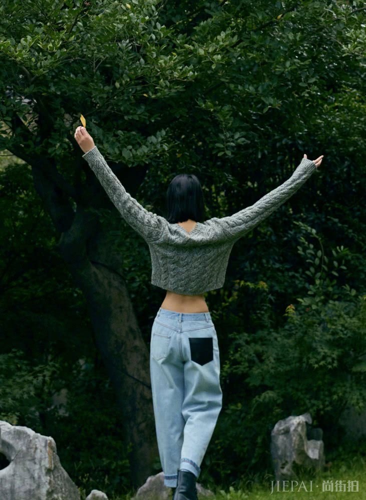 刘雯穿针织衫配牛仔裤，转身露“巴掌腰”抢镜十足