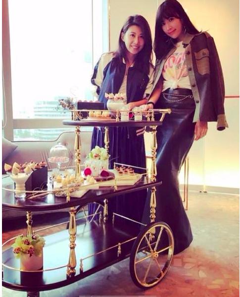 林志颖开车带儿子出门,kimi低头喝奶茶,没有配合爸爸玩自拍