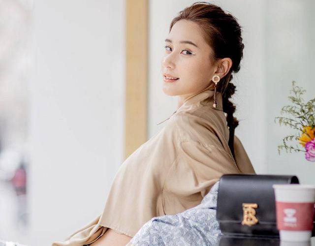 何超莲高调秀恩爱惹争议，窦骁险遭脱粉，只怪豪门千金太任性？