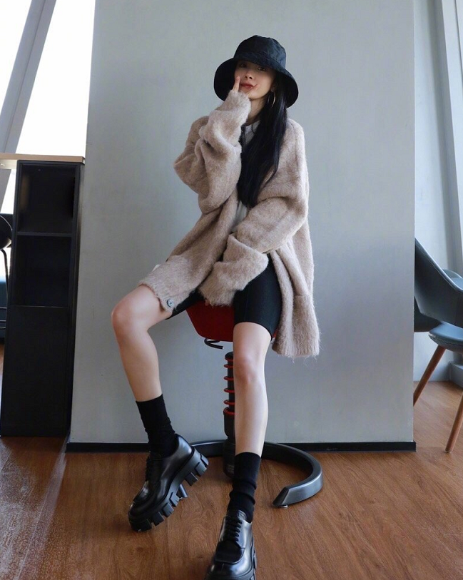 杨幂的腿为什么那么长?看看她的坐姿就知道了,拍照时赶紧学起来