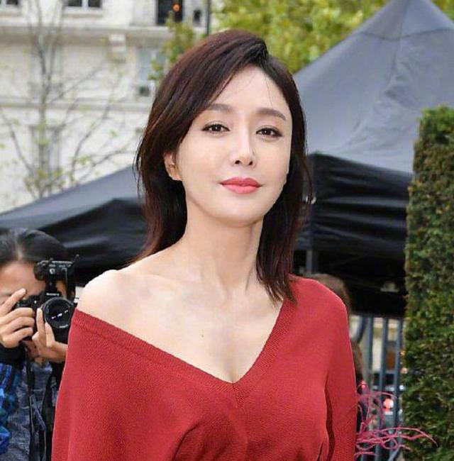 时装周女明星生图：郑爽瘦到眼睛凹陷，沈月玩突破，孟美岐成路人