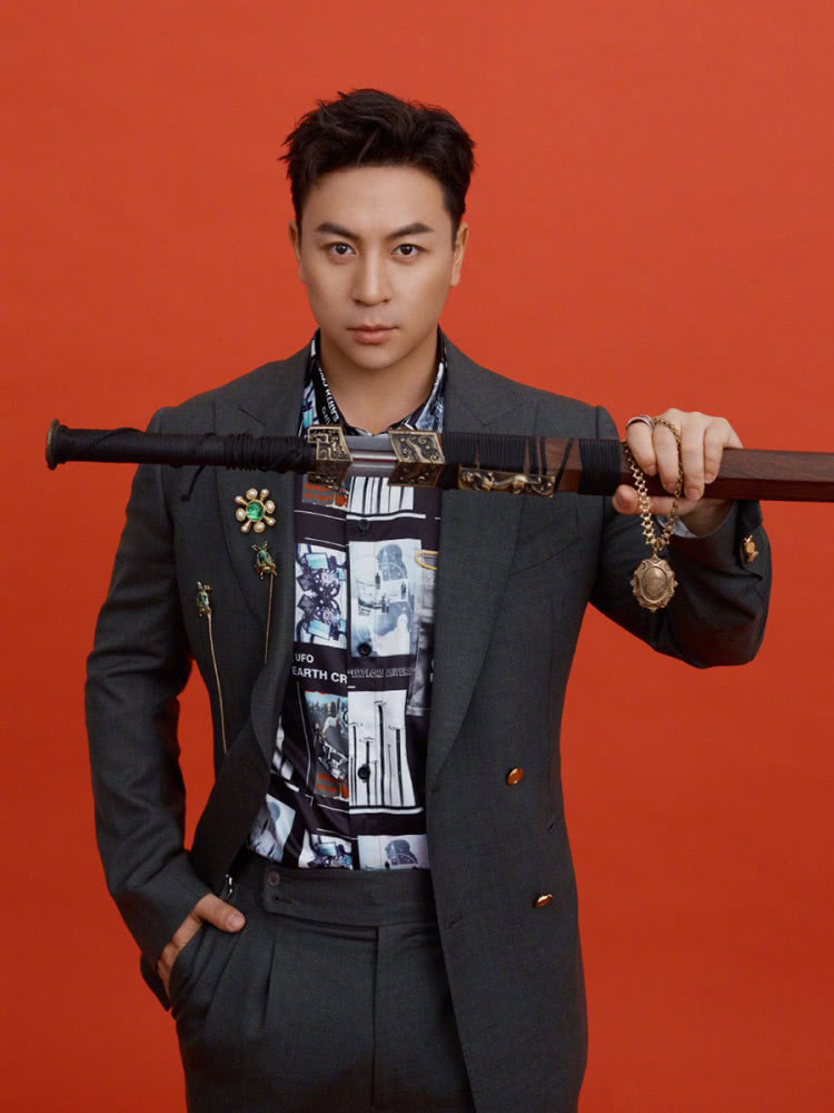 释小龙晒最新图片，西装搭配宝石胸针绅士又贵气