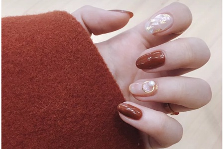 1564558708452291.jpg 秋天流行的美甲款式,显白焦糖色图片大全