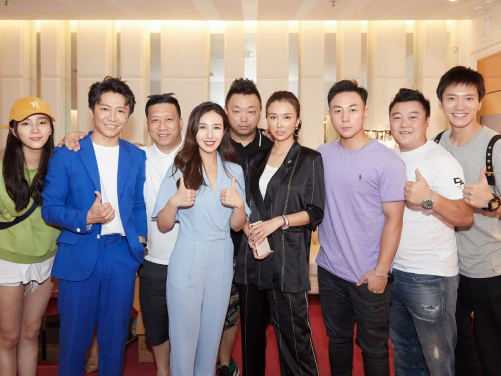 释小龙晒最新图片，西装搭配宝石胸针绅士又贵气