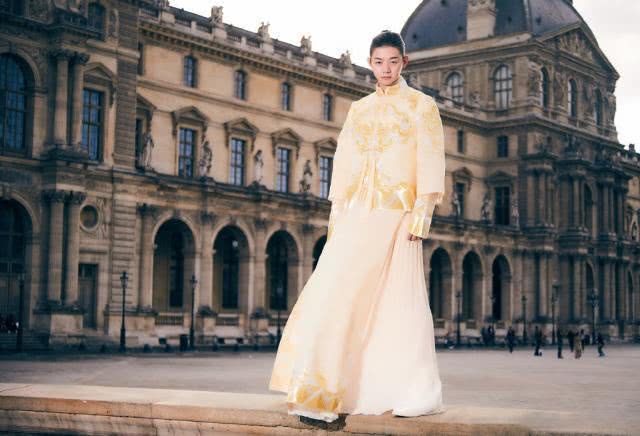 霍尊亮相巴黎时装周,将中国风带往国际舞台,惊艳世界