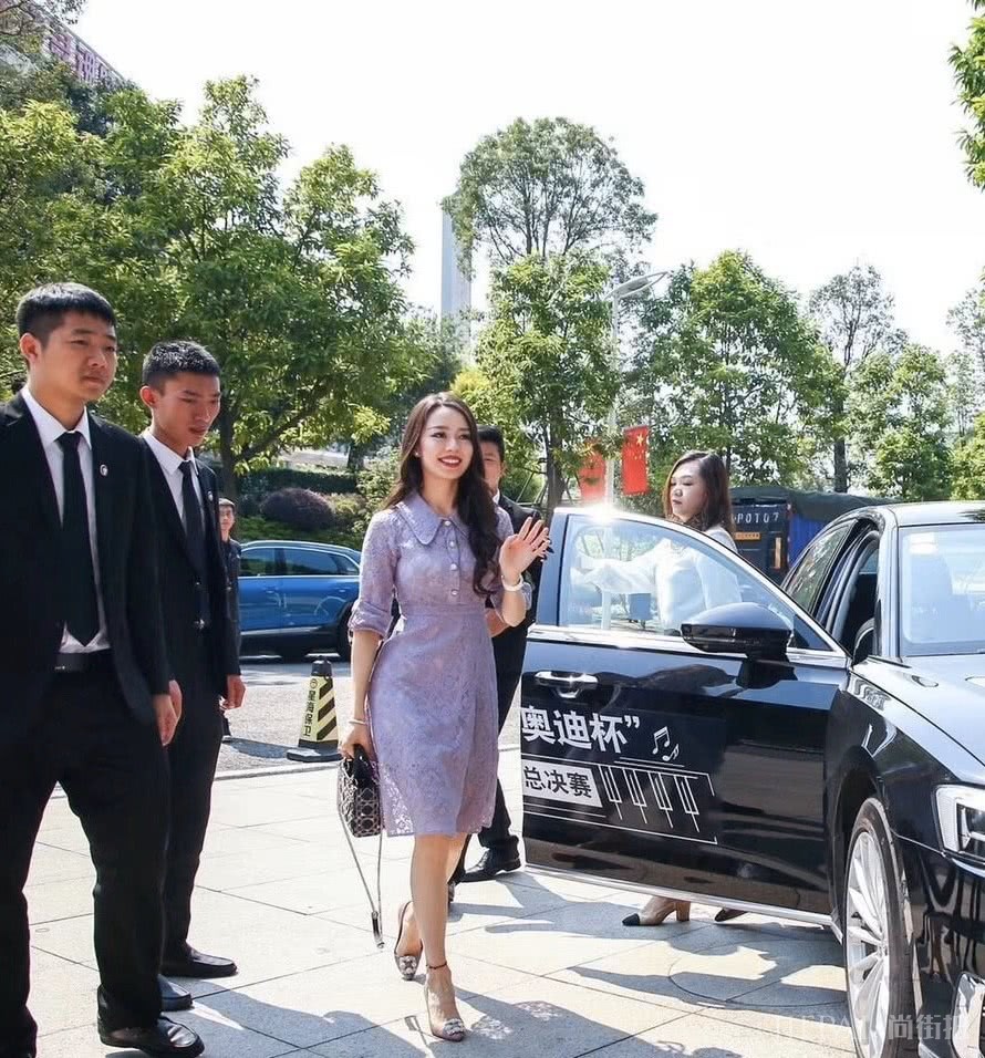 郎朗夫妇婚后录节目，吉娜T恤配牛仔裤接地气，抢着干活太宠老公