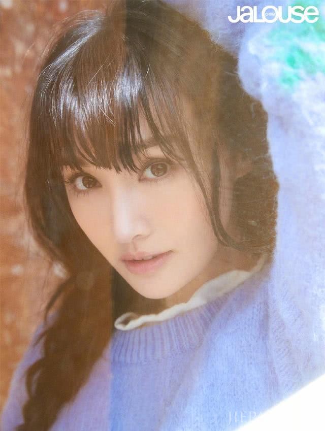 郑爽米色风衣配波浪长发成漫画女主,太不真实