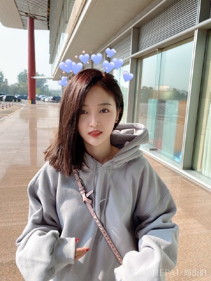 吴宣仪近期造型解析，初秋这样搭甜美又可爱