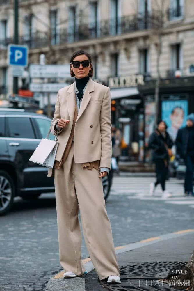 欧美街拍：高领衫让人变好？这样穿就对了