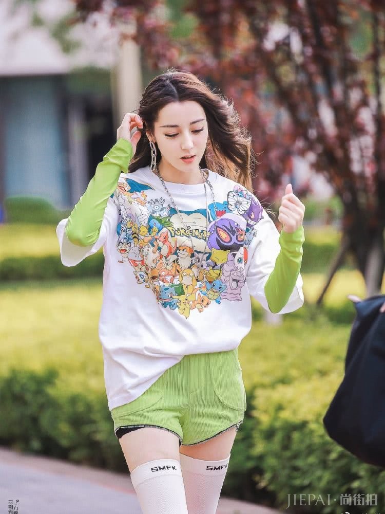 迪丽热巴变心机GIRL,穿一件打底衫,烂大街的白T也很好看