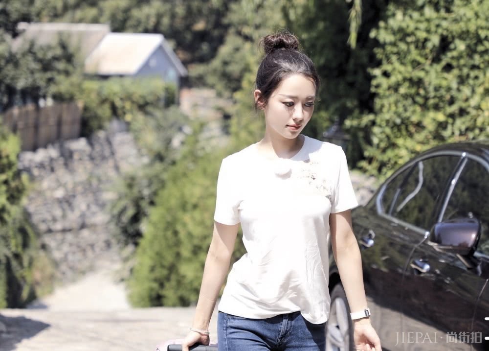 郎朗夫妇婚后录节目，吉娜T恤配牛仔裤接地气，抢着干活太宠老公