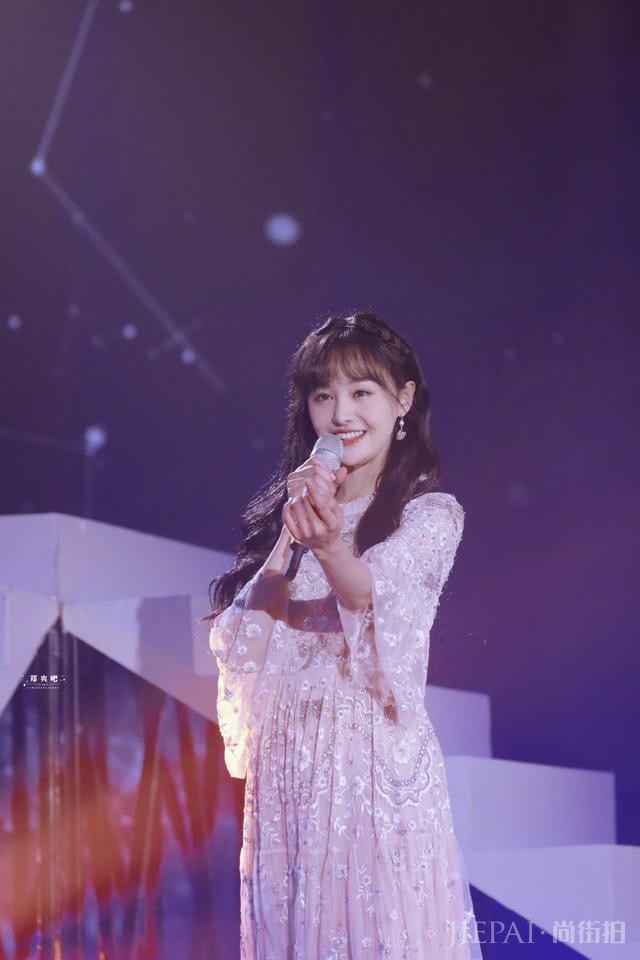 郑爽米色风衣配波浪长发成漫画女主,太不真实