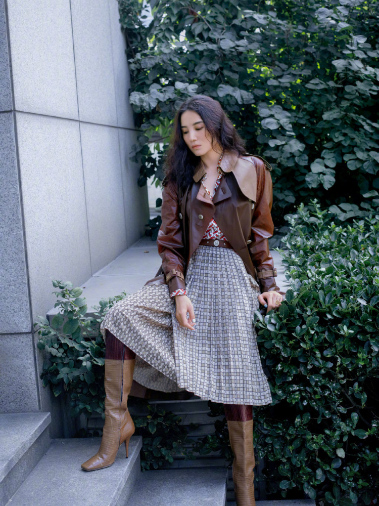 宋佳一身白色套装张扬高贵,美得霸气十足