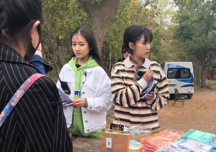 路人镜头下李兰迪阚清子身高齐平,蒋依依素颜吸睛,她终于和吴磊