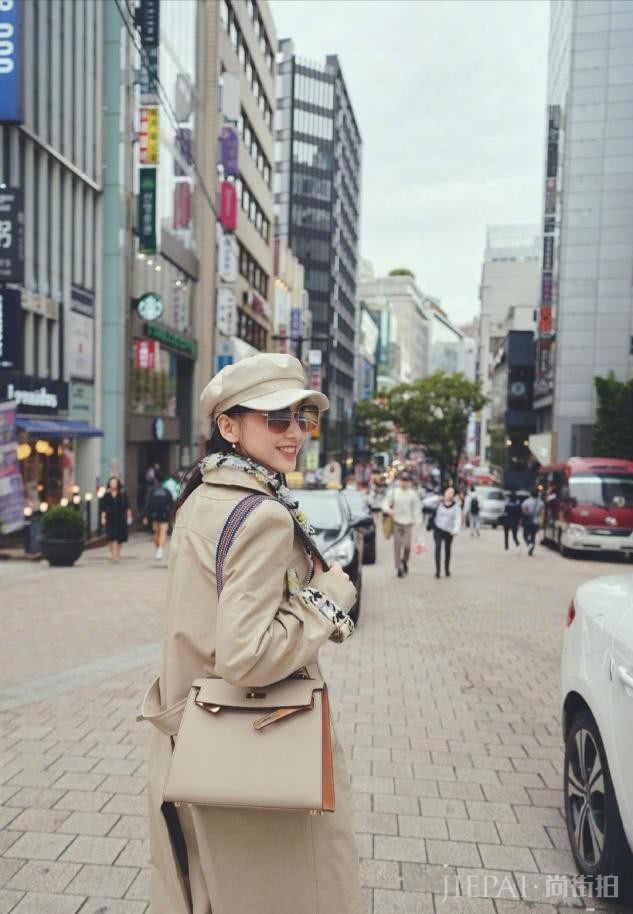 黄圣依颜值高身材好还会穿,36岁穿搭依旧像少女