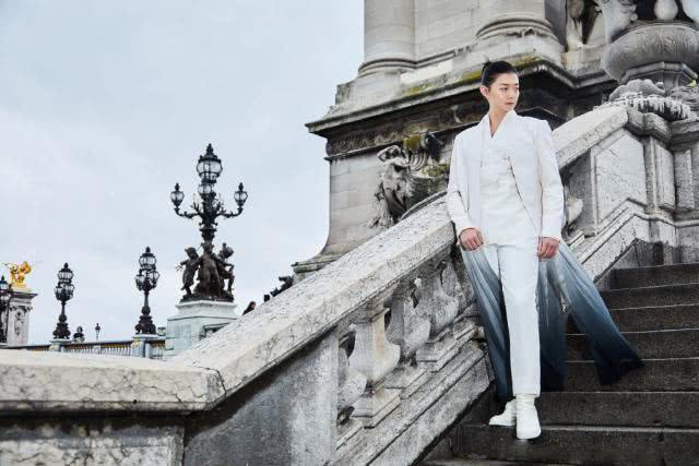 霍尊亮相巴黎时装周,将中国风带往国际舞台,惊艳世界
