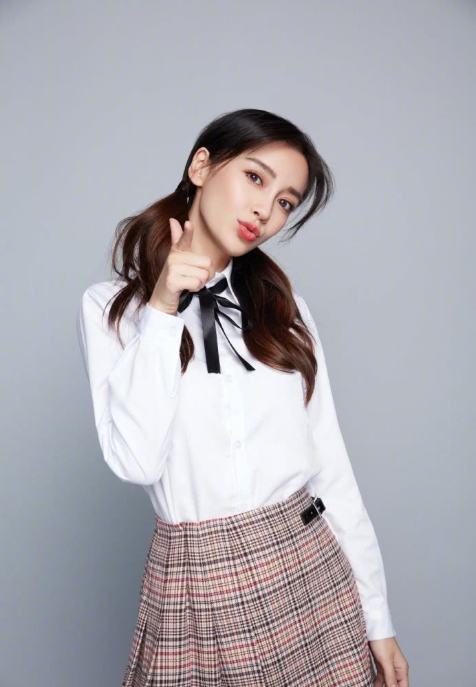 30岁杨颖衬衫搭配百褶裙扮清纯女学生,配双马尾嫩得毫无违和感