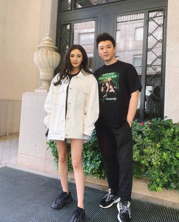 杨幂的腿为什么那么长?看看她的坐姿就知道了,拍照时赶紧学起来