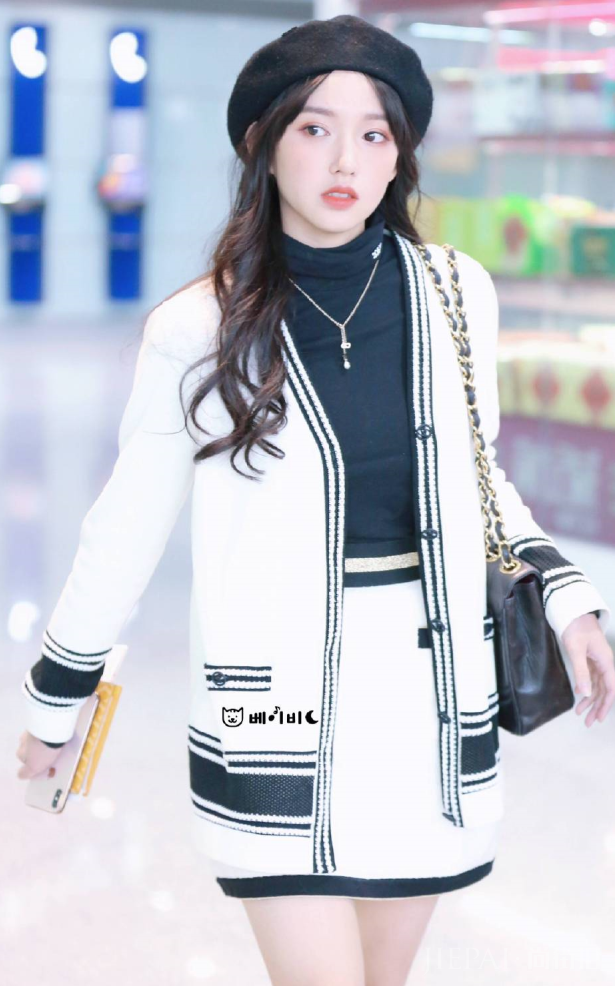 程潇这件裙子加上CHANEL的腰带,这位漂亮小姐姐也太好看了吧