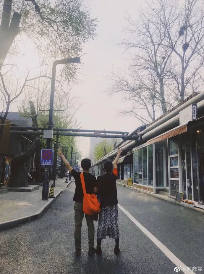 圣姑何彦霓生活照清新自然，穿搭休闲时尚