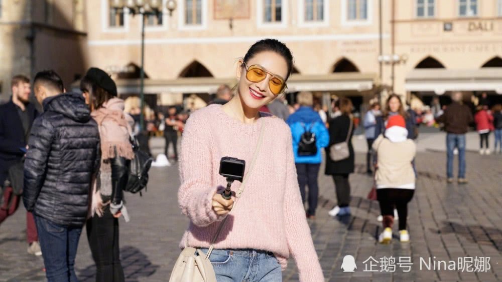 王鸥扎丸子头穿粉色比杨幂还嫩，37岁美过18岁小朋友