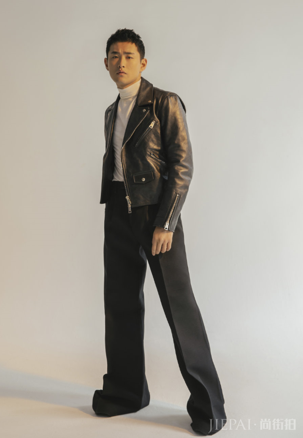 黑T搭配牛仔套装利落有型，王彦霖简直就是行走的画报