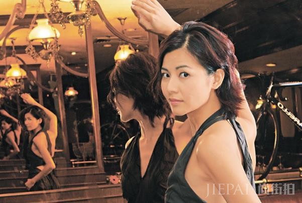 她17岁出道拍三级片,40岁嫁给郑伊健,今45岁美若少女