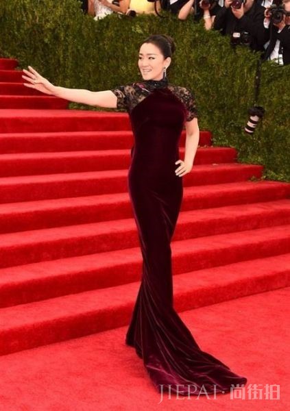 71岁老公把她宠上天!54岁巩俐甩开张艺谋阴霾,放飞自我变身小公主