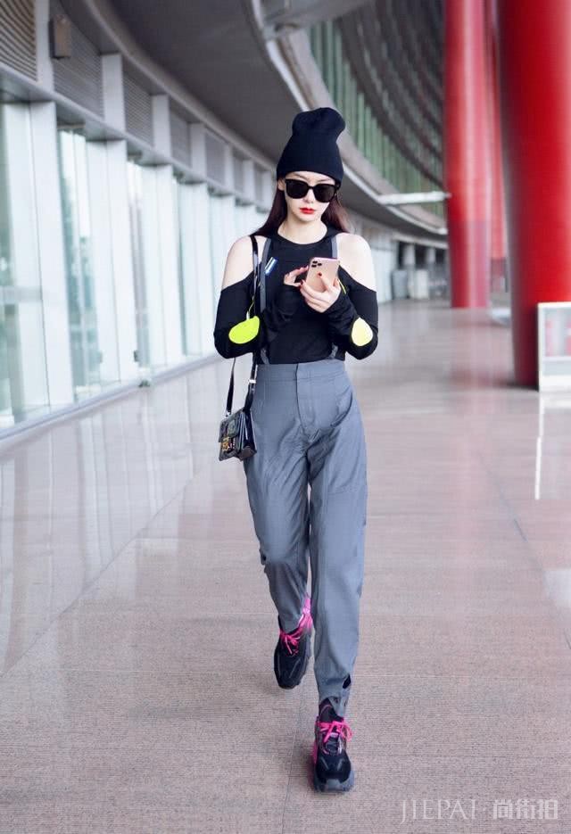 戚薇为凹造型太拼！机场街拍穿7890蝴蝶结上衣配编织裙，两颗泪痣太抢镜