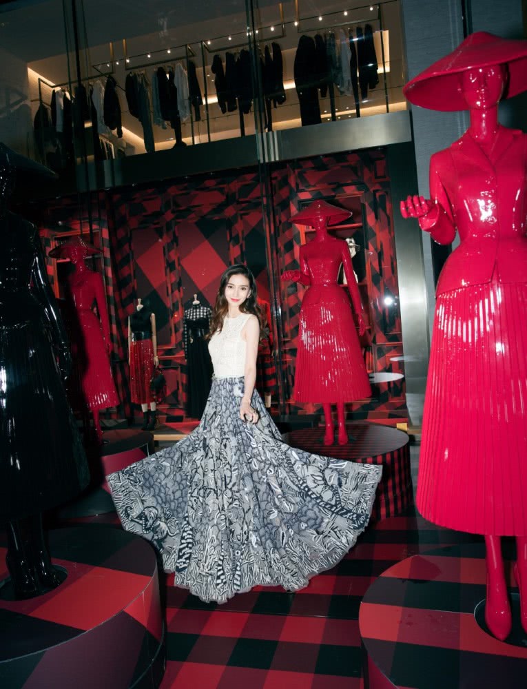 30岁杨颖衬衫搭配百褶裙扮清纯女学生,配双马尾嫩得毫无违和感