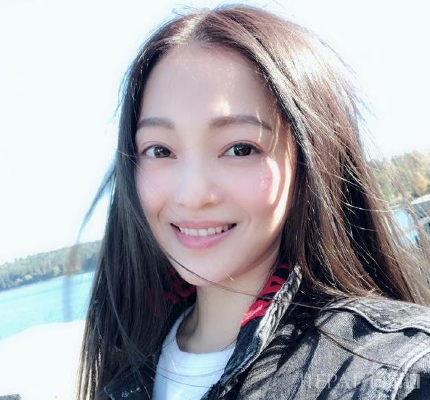 她是歌坛铁娘子，偶像剧女王，被亲妈诬陷吸毒，沉寂11年自信回归