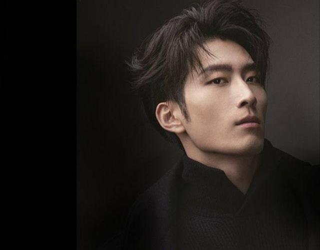 何超莲高调秀恩爱惹争议，窦骁险遭脱粉，只怪豪门千金太任性？