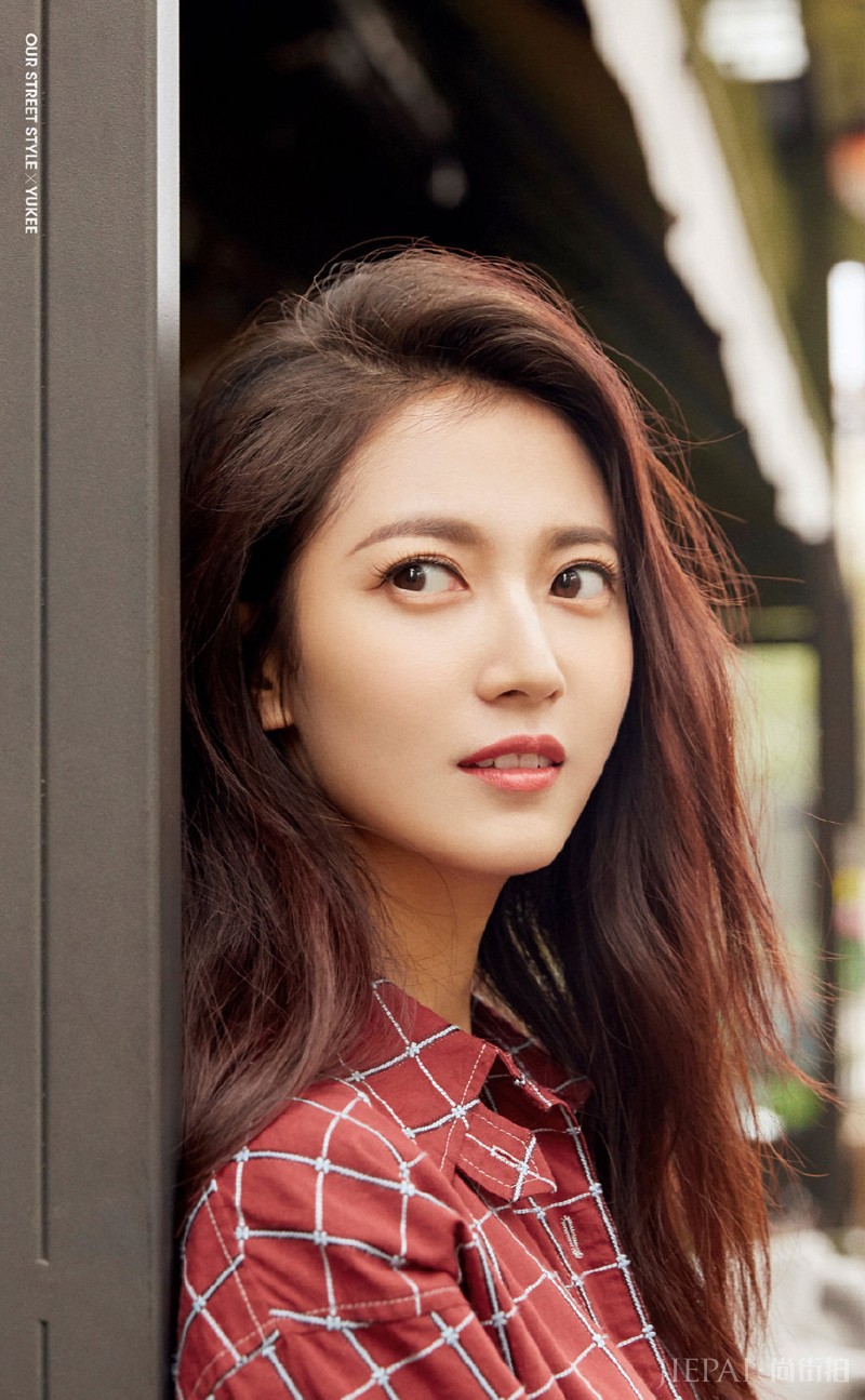 陈钰琪穿红色格子衬衫时尚街拍图片