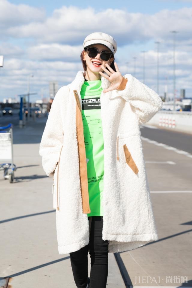 戚薇为凹造型太拼！机场街拍穿7890蝴蝶结上衣配编织裙，两颗泪痣太抢镜