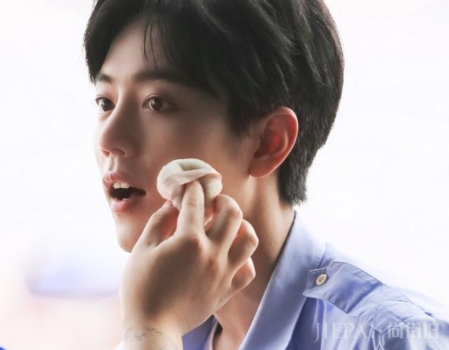 肖战的化妆师也太幸福了,光看他补妆时的眼神,瞬间就沦陷了