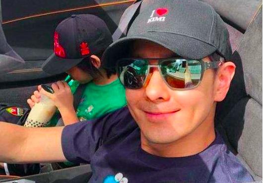 林志颖开车带儿子出门,kimi低头喝奶茶,没有配合爸爸玩自拍