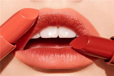 1562573618358828.jpg 李佳琦推荐的口红让女性疯狂种草,购买不同价位口红应该注意哪些?