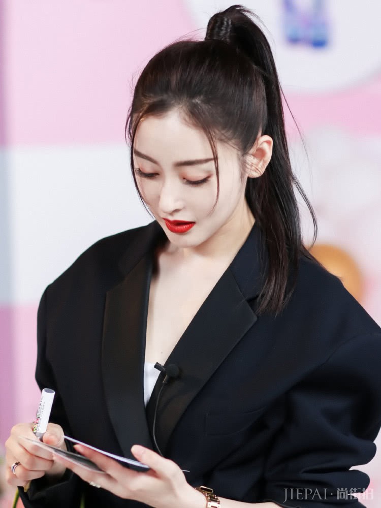 张天爱搭配一件黑色露肩上衣，换个发型太惊艳