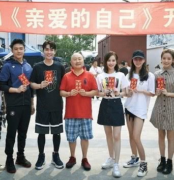 刘诗诗产后首穿短裙,配牛仔短发太少女,看完细腿我服气