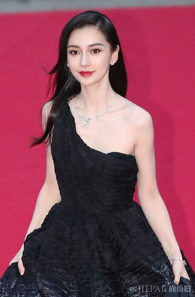 当杨颖遇上林允儿,黑色礼服VS红色礼服看谁搭配更好看