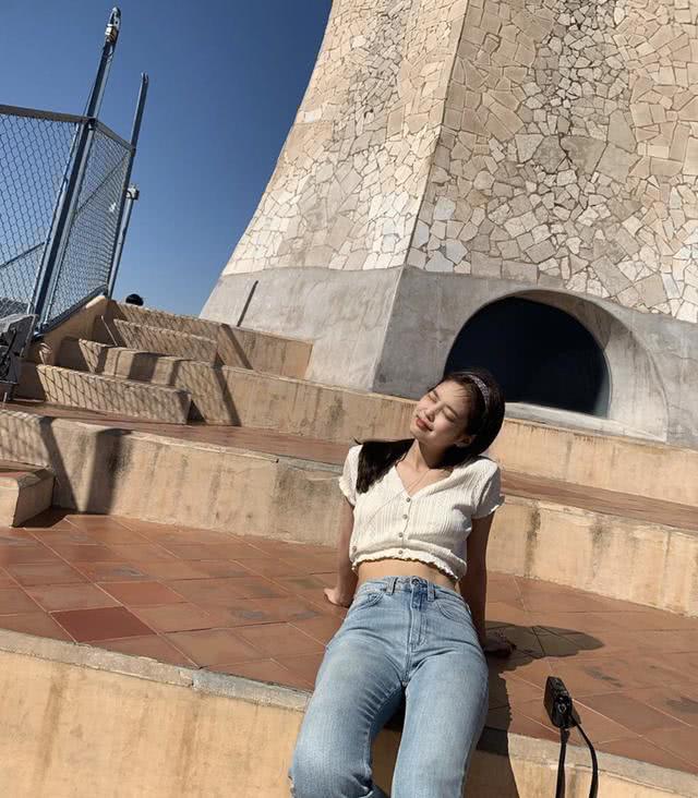 学Jennie的拍照套路,“坐着拍”不累还超好看!