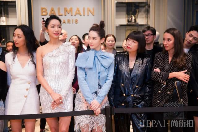 戚薇为凹造型太拼！机场街拍穿7890蝴蝶结上衣配编织裙，两颗泪痣太抢镜